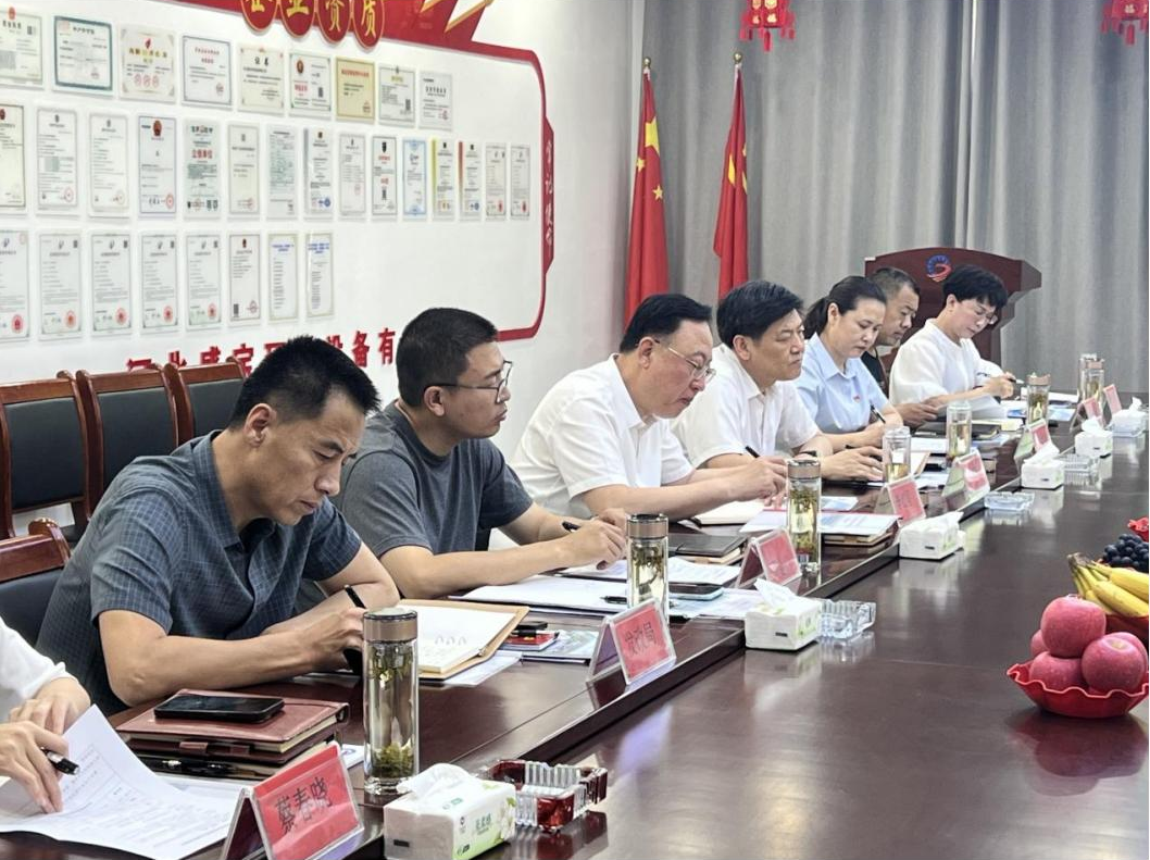 枣强县政协主席李红星开发区常务 副主任李永峰、自然资源局局长商金山、建设银行行长谷红 英一行莅临河北盛宝环保设备有限公司开展调研指导